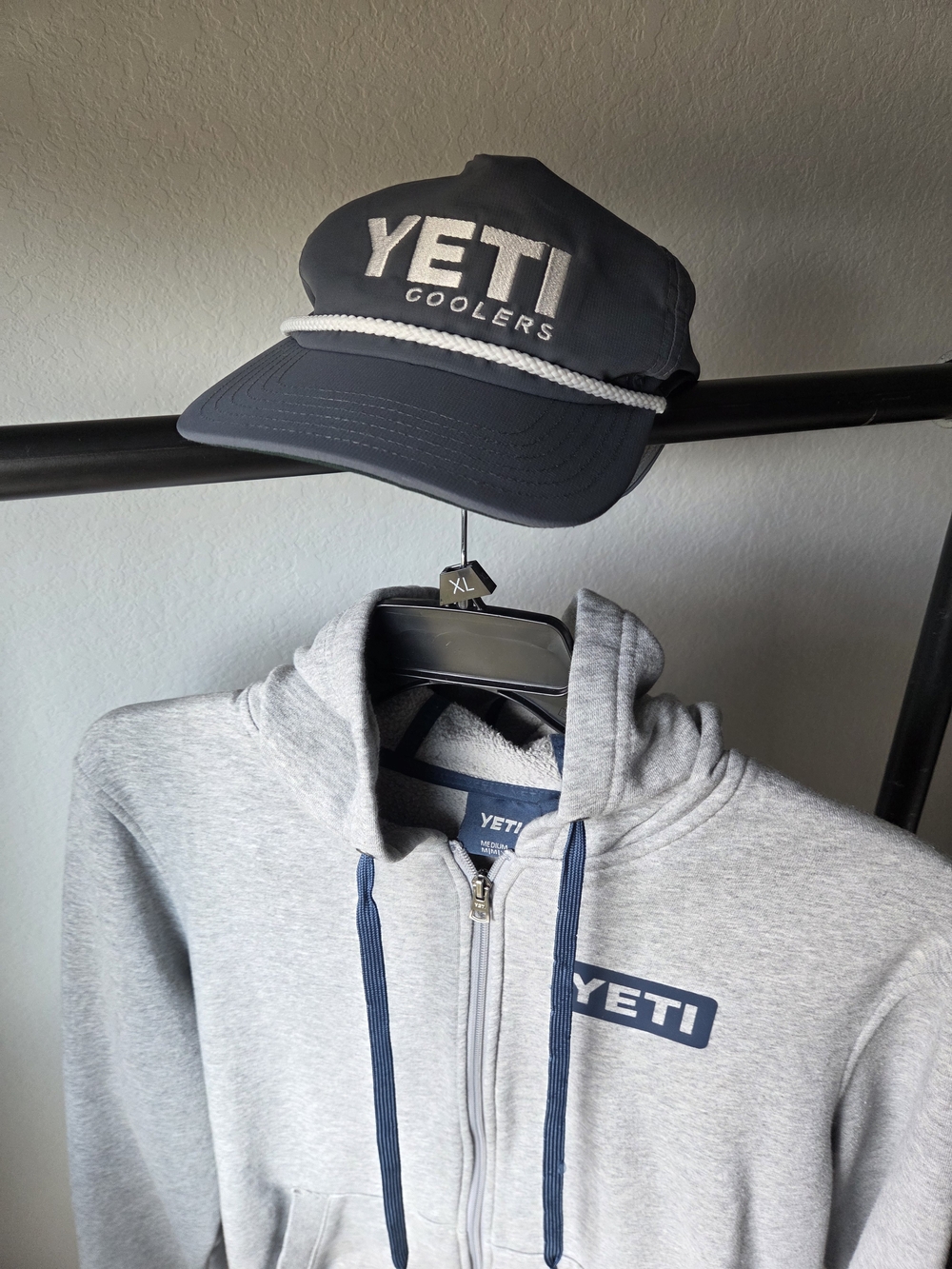 YETI Men's Heather Gray Zip Hoodie Medium And YETI Cap Hat Lot Of 2